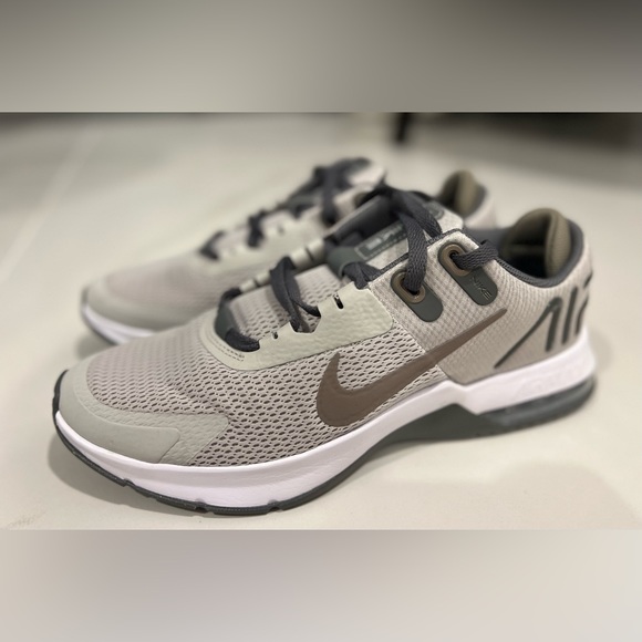 Nike Air Max (Men’s size 11) - BRAND NEW - Picture 1 of 3